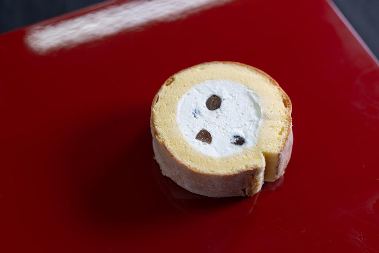 おじいさんの北海道黒豆ロールケーキ