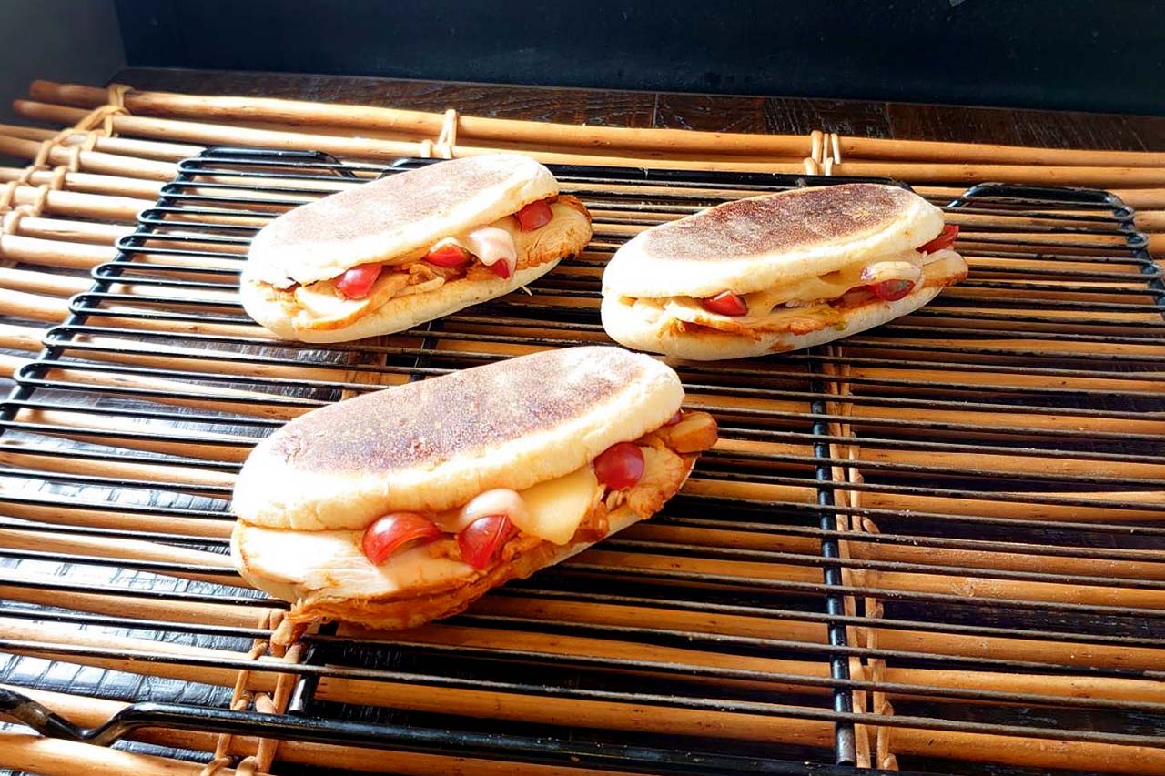 タンドリーチキンとプチトマトのパニーニ
