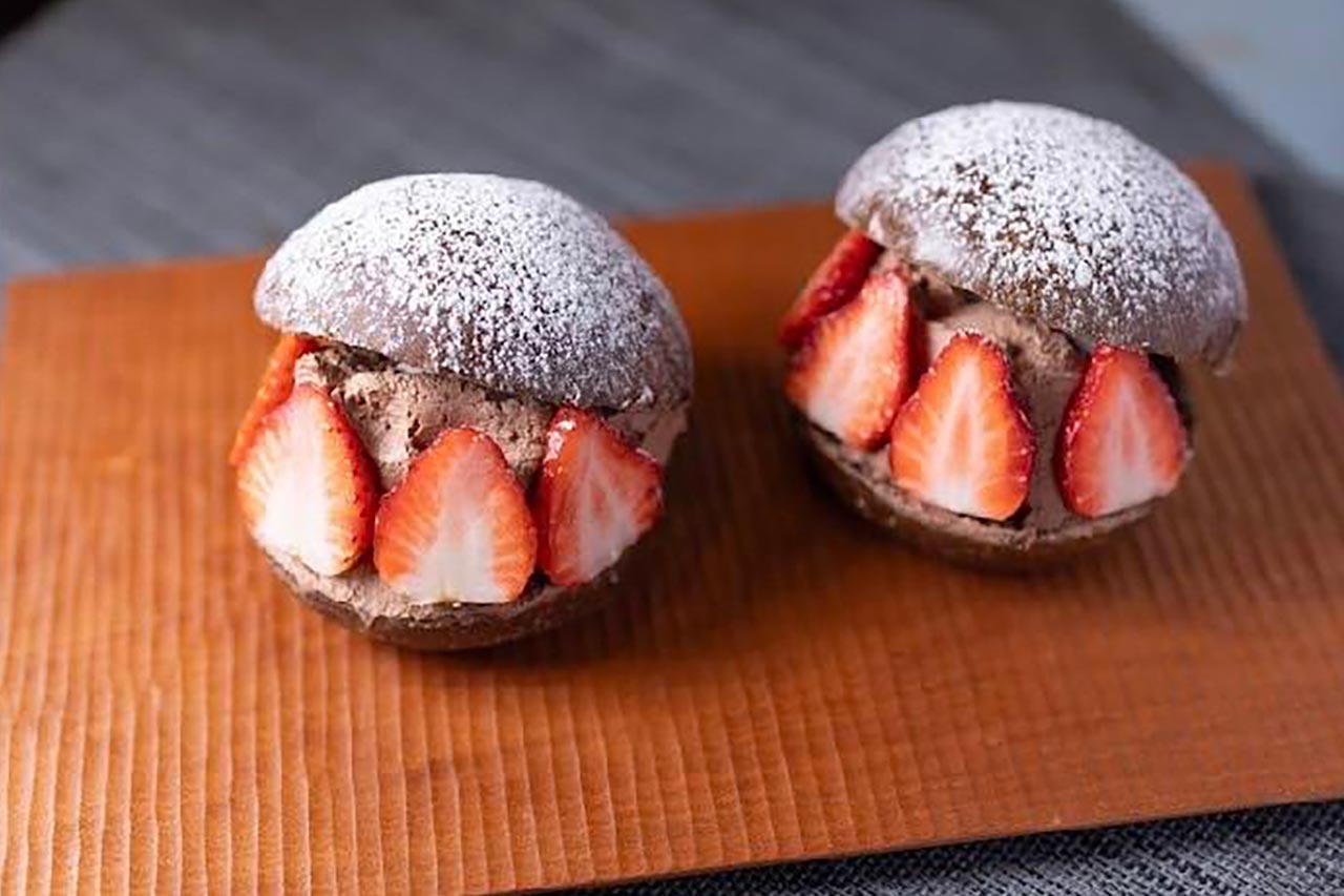 苺とチョコのマリトッツォ