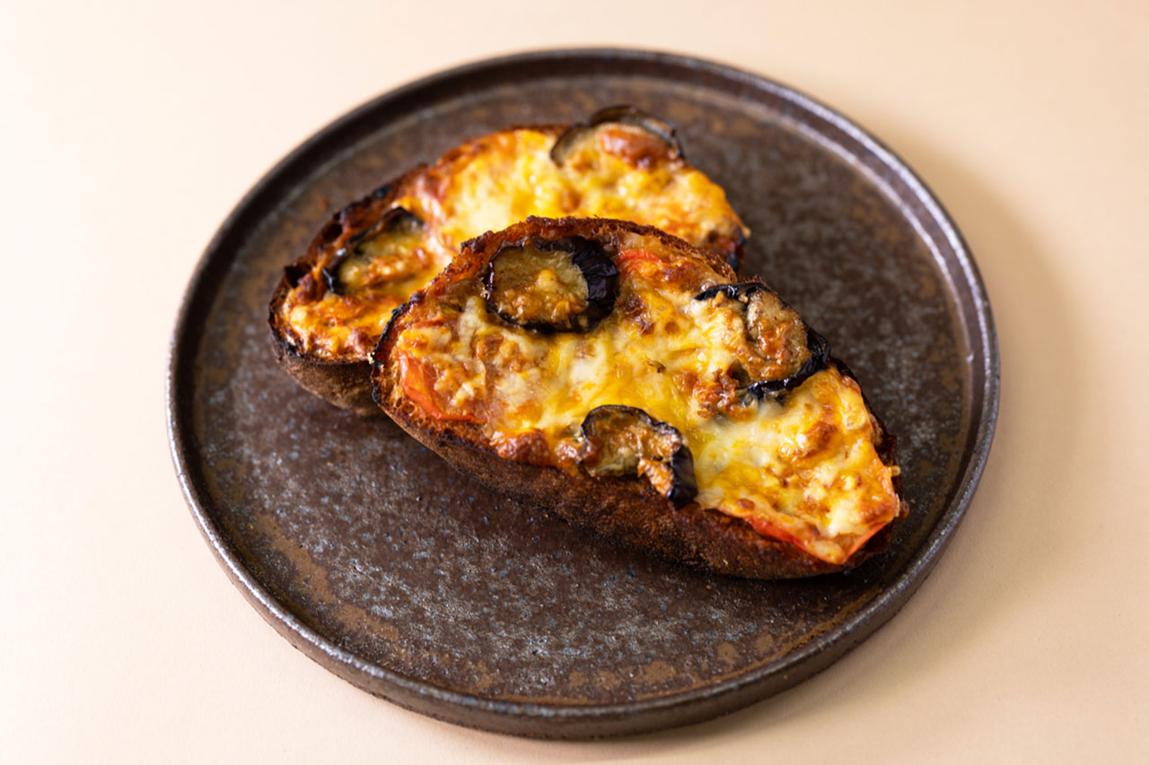 タルティーヌ　茄子トマトのミートカレーソース